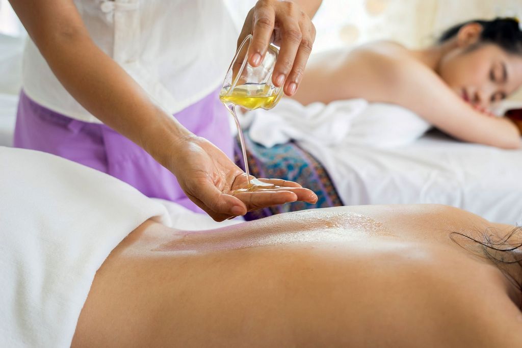 The art of Ayurvedic massage therapy, the benefits of sesame oil and plants